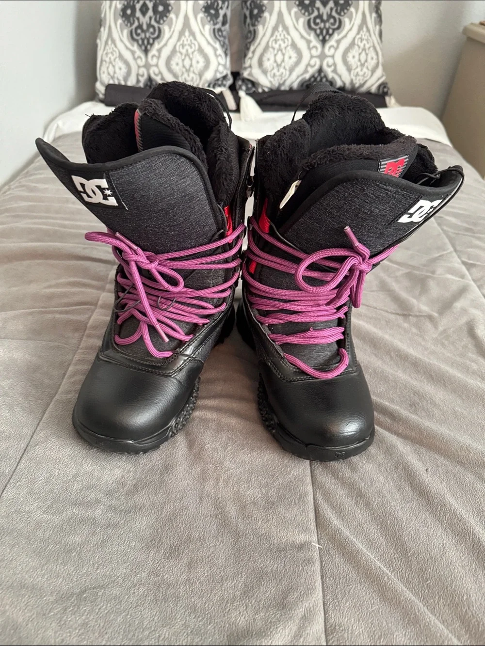 DC Black Snowboard Boots with Purple Laces boys unisex sz 7 W